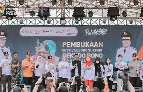 <p>‘’Dengan wisata pantai Ogisnya, dengan Sungai Kerumutan dan wisata Perkampungan yang keren habis ,karena Kampong Bono Teluk Meranti menjadi salah satu kampong wisata di Indonesia. Ayo datang ke Kampung Wisata Bono Kabupaten Pelalawan,’’sambung Zukri mengajak masyaakat Indonesia dan dunia untuk datang ke Kabupaten Pelalawan dengan beragama wisata yang ditawarkan. Salah satunya Kampung Bono dengan gelombang Bono bagi yang hobi olahraga pemicu adrenalin ini.</p><p>Memang lanjut Bupati, untuk melihat eksotisnya dan amazing Bono dengan legenda Bono Seven Ghost di Kelurahan Teluk Meranti Kecamatan Teluk Meranti, Kabupaten Pelalawan, harus datang langsung ke lokasinya.</p>