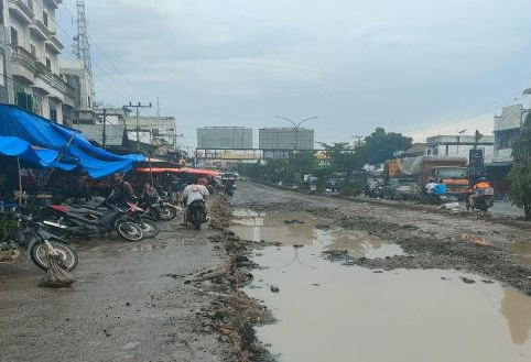 Pedagang Abaikan Imbauan Camat dan Tetap Berjualan di Bahu Jalan